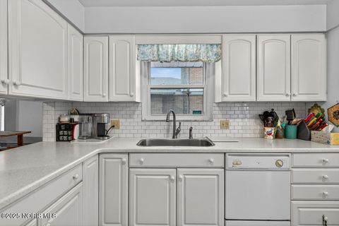 Tiny photo for 705 Regina Parkway, Toledo, OH 43612 (MLS # 10002256)