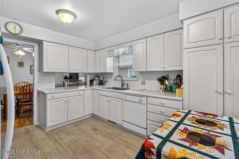 Tiny photo for 705 Regina Parkway, Toledo, OH 43612 (MLS # 10002256)