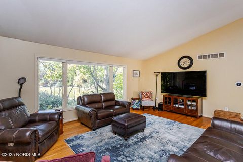 Tiny photo for 147 Colony Road, Rossford, OH 43460 (MLS # 10000050)