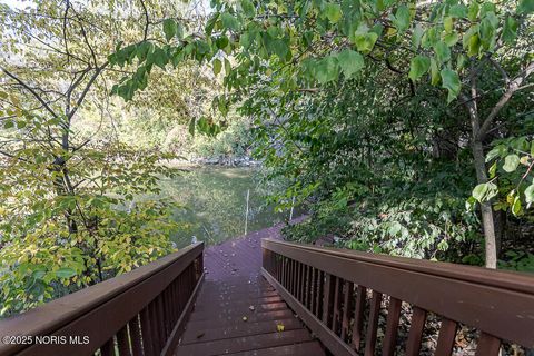 Tiny photo for 147 Colony Road, Rossford, OH 43460 (MLS # 10000050)