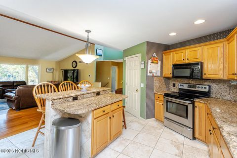 Tiny photo for 147 Colony Road, Rossford, OH 43460 (MLS # 10000050)