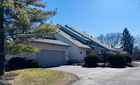 Photo of 2132 The Bluffs Blfs, Toledo, OH 43615 (MLS # 10003626)