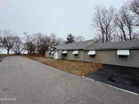 Photo of 2046 Duchesse Drive, Oregon, OH 43616 (MLS # 10004700)