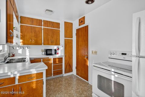 Tiny photo for 2855 Castleton Avenue, Toledo, OH 43613 (MLS # 10000848)