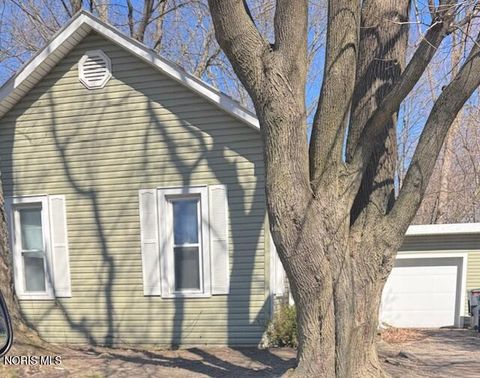 Photo of 420 Sand Ridge Road, Bowling Green, OH 43402 (MLS # 10006047)