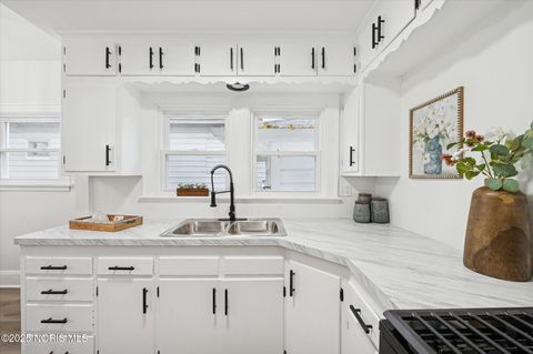 Tiny photo for 4113 Packard Road, Toledo, OH 43612 (MLS # 10000844)