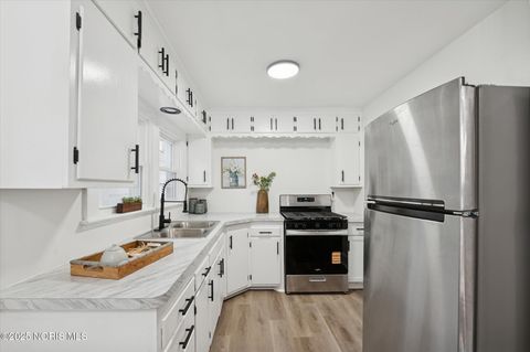 Tiny photo for 4113 Packard Road, Toledo, OH 43612 (MLS # 10000844)