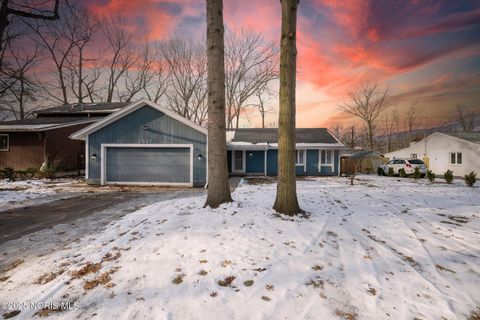Photo of 2537 Vaness Drive, Toledo, OH 43615 (MLS # 10002390)
