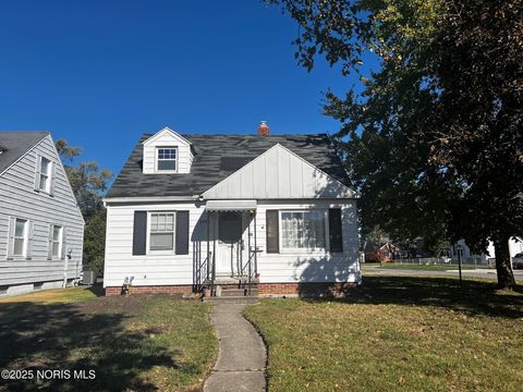 Photo of 3042 Cragmoor Avenue, Toledo, OH 43614 (MLS # 10000422)