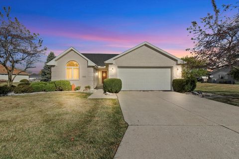 Photo of 85 Nottingham Cross, Bowling Green, OH 43402 (MLS # 10000092)