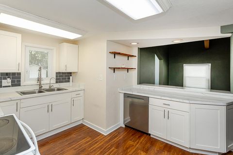 Tiny photo for 4737 Sadalia Road, Toledo, OH 43623 (MLS # 10000063)