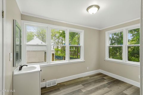 Tiny photo for 615 Maumee Avenue, Toledo, OH 43609 (MLS # 10007397)