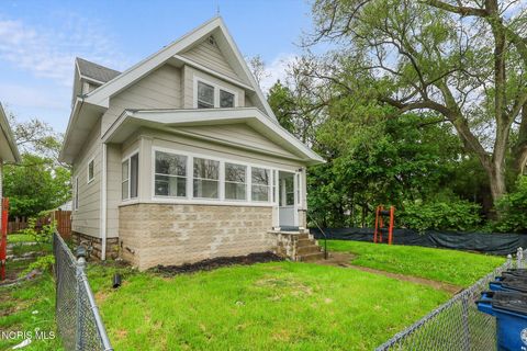 Tiny photo for 615 Maumee Avenue, Toledo, OH 43609 (MLS # 10007397)