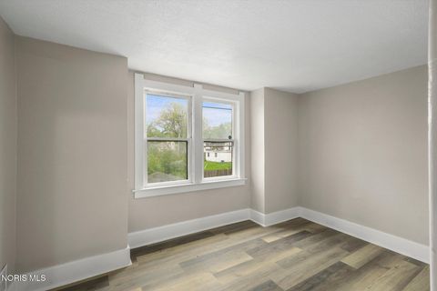 Tiny photo for 615 Maumee Avenue, Toledo, OH 43609 (MLS # 10007397)