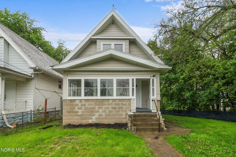 Photo of 615 Maumee Avenue, Toledo, OH 43609 (MLS # 10007397)