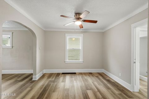 Tiny photo for 615 Maumee Avenue, Toledo, OH 43609 (MLS # 10007397)