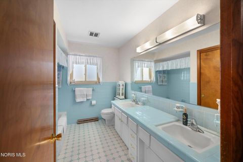 Tiny photo for 401 Meadow Lane, Walbridge, OH 43465 (MLS # 10006188)