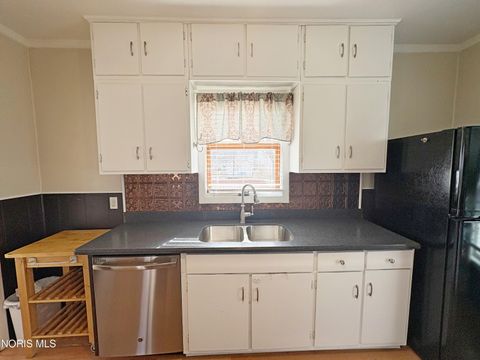 Tiny photo for 136 E Leroy Avenue, Bowling Green, OH 43402 (MLS # 10004179)