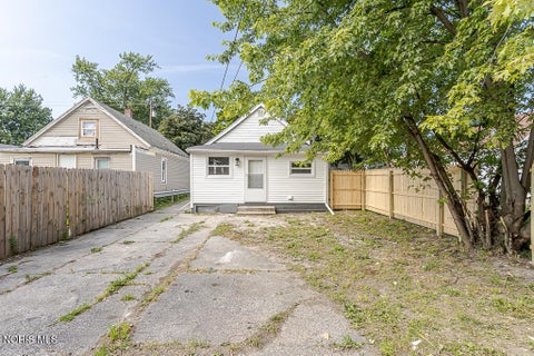 Tiny photo for 346 E Streicher Street, Toledo, OH 43608 (MLS # 10009788)