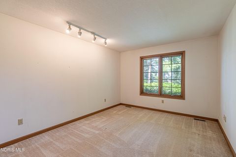 Tiny photo for 917 S Lallendorf Road, Oregon, OH 43616 (MLS # 10007569)