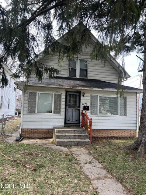 Photo of 3729 Hazelhurst Avenue, Toledo, OH 43612 (MLS # 10006382)
