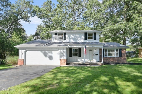 Photo of 4805 Elm Place, Toledo, OH 43613 (MLS # 10013010)