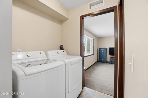 Tiny photo for 526 Sioux Trail, Rossford, OH 43460 (MLS # 10002638)