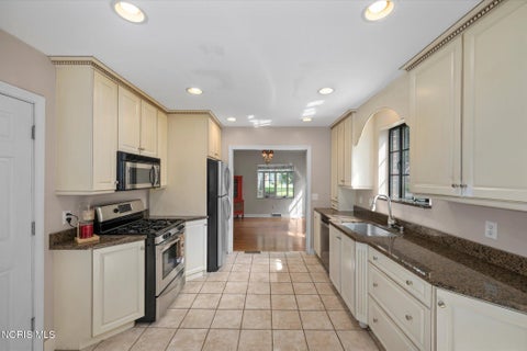 Tiny photo for 2823 Goddard Rd RD, Toledo, OH 43606 (MLS # 10013386)