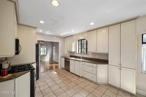 Tiny photo for 2823 Goddard Rd RD, Toledo, OH 43606 (MLS # 10013386)