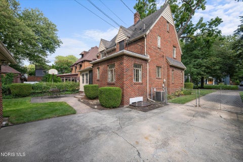 Tiny photo for 2823 Goddard Rd RD, Toledo, OH 43606 (MLS # 10013386)