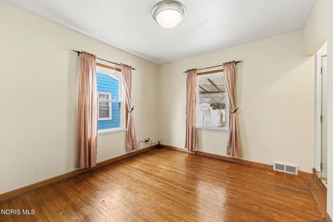 Tiny photo for 108 S Granville Boulevard, Fremont, OH 43420 (MLS # 10004271)