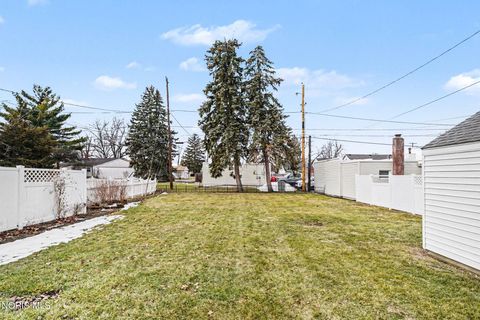 Tiny photo for 108 S Granville Boulevard, Fremont, OH 43420 (MLS # 10004271)