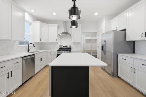 Tiny photo for 161 Bentley Drive, Perrysburg, OH 43551 (MLS # 10005001)