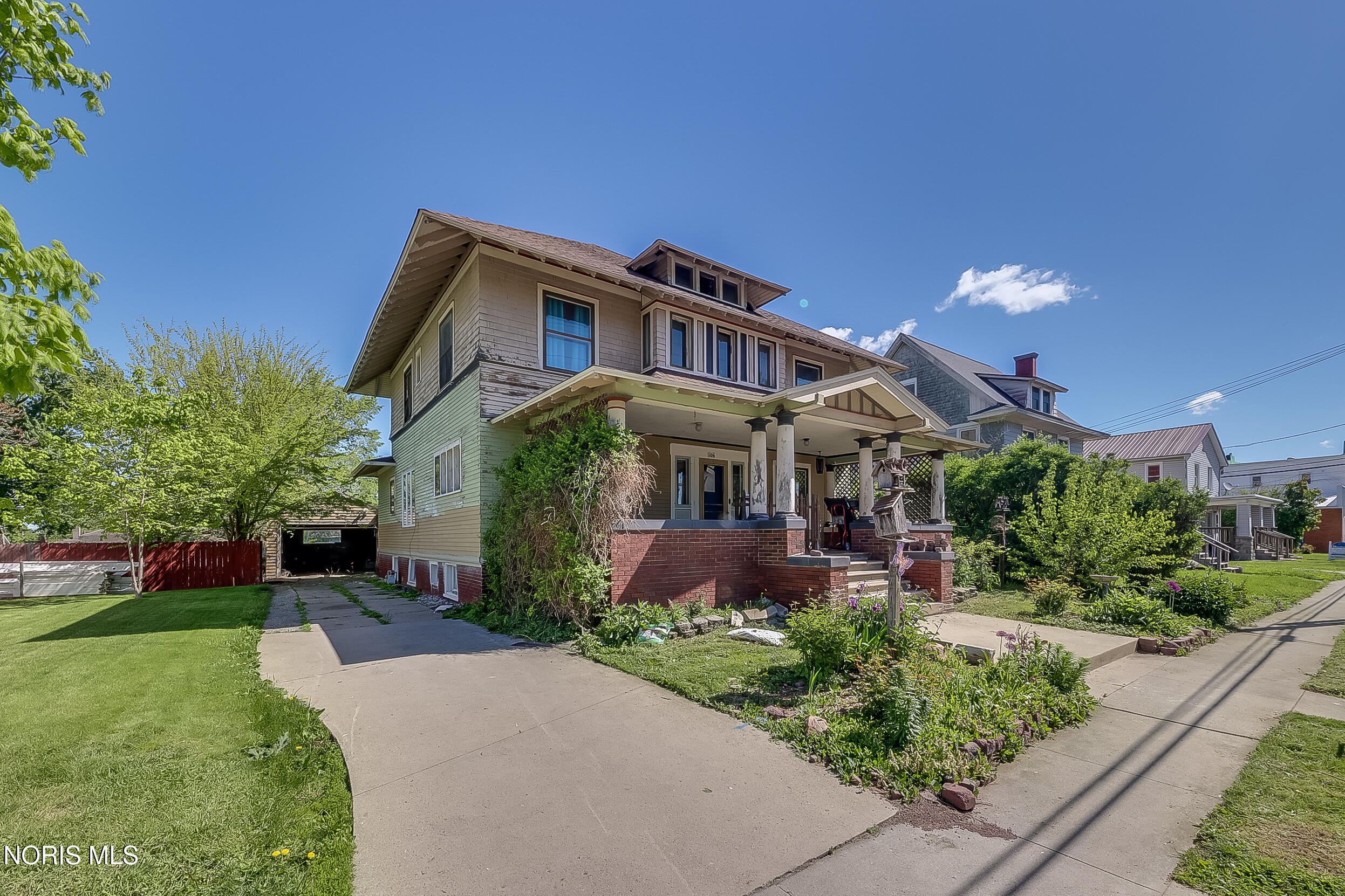 106 W Lynn Street