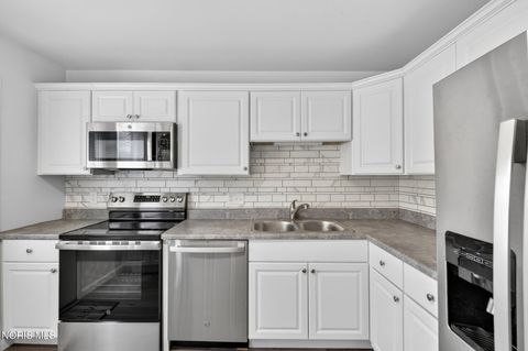 Tiny photo for 6715 Garden Road, Maumee, OH 43537 (MLS # 10007407)