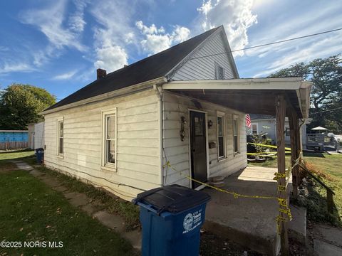 Tiny photo for 901 Clark Street, Toledo, OH 43605 (MLS # 10000262)
