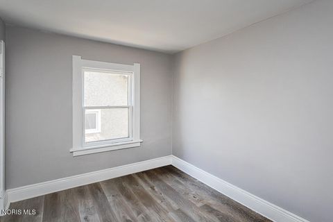 Tiny photo for 450 2nd Street, Toledo, OH 43605 (MLS # 10008428)