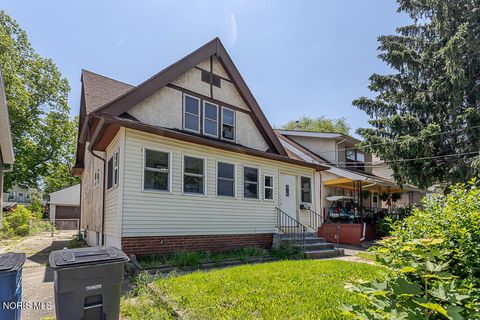 Tiny photo for 450 2nd Street, Toledo, OH 43605 (MLS # 10008428)