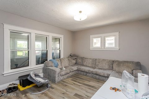 Tiny photo for 450 2nd Street, Toledo, OH 43605 (MLS # 10008428)