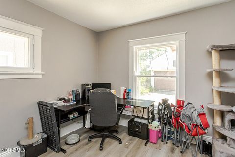 Tiny photo for 450 2nd Street, Toledo, OH 43605 (MLS # 10008428)