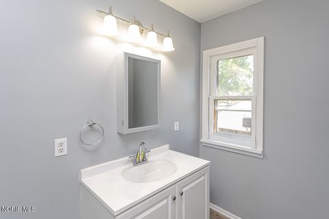 Tiny photo for 450 2nd Street, Toledo, OH 43605 (MLS # 10008428)