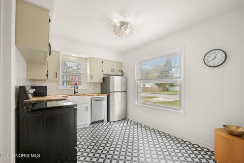 Tiny photo for 2210 Glenview Drive, Maumee, OH 43537 (MLS # 10000988)