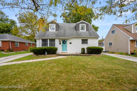 Photo of 331 Crestway Drive, Oregon, OH 43616 (MLS # 10000183)