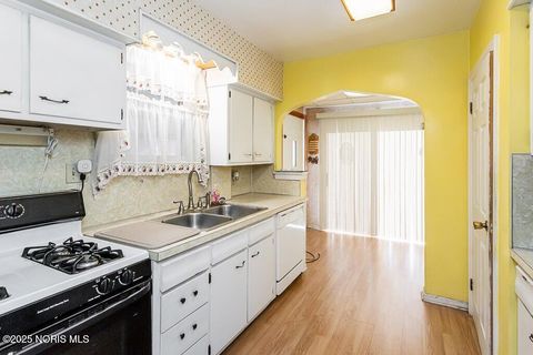 Tiny photo for 2149 Westbrook Drive, Toledo, OH 43613 (MLS # 10001916)