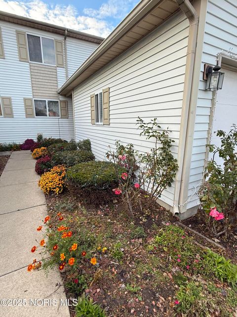Tiny photo for 2749 Pin Oak Drive # 5, Toledo, OH 43615 (MLS # 10001512)