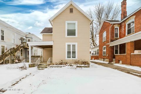 Photo of 807 W Main Cross Street, Findlay, OH 45840 (MLS # 10003780)