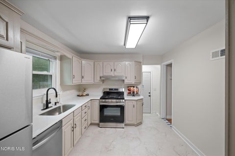 Tiny photo for 2360 Cheltenham Road, Toledo, OH 43606 (MLS # 10009927)