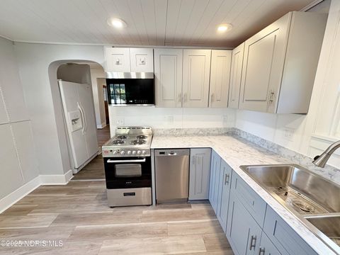 Tiny photo for 518 S Grove Street, Bowling Green, OH 43402 (MLS # 10000236)