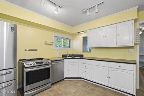 Tiny photo for 586 Garfield Drive, Perrysburg, OH 43551 (MLS # 10008514)