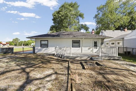 Tiny photo for 586 Garfield Drive, Perrysburg, OH 43551 (MLS # 10008514)